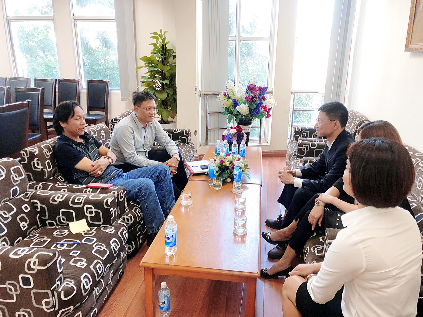 Nhà hảo tâm tặng chăn, hỗ trợ cho học sinh ở vùng sạt lở Trà Leng ảnh 1