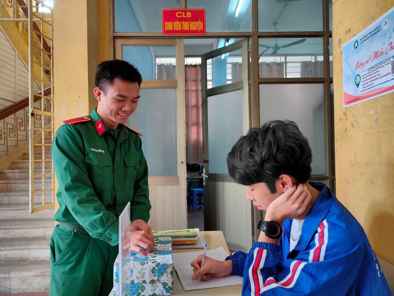 Sinh viên trường quân sự đến Tiền Phong chia sẻ với miền Trung ảnh 1