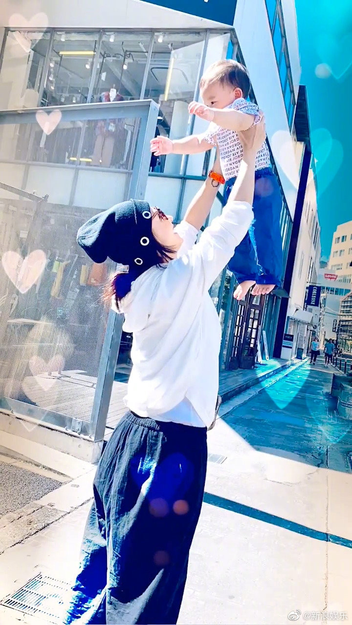 Trương Bá Chi lần đầu khoe ảnh con trai út nhân sinh nhật 1 tuổi ảnh 1