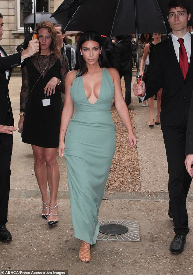 Kim Kardashian cởi áo chỉ cách ‘thả rông’ nóng bỏng nhất gây sốc ảnh 6