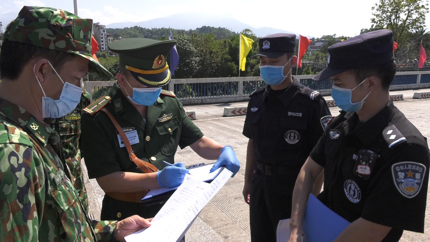 Trung Quốc trao trả 30 công dân qua cửa khẩu quốc tế Lào Cai ảnh 1