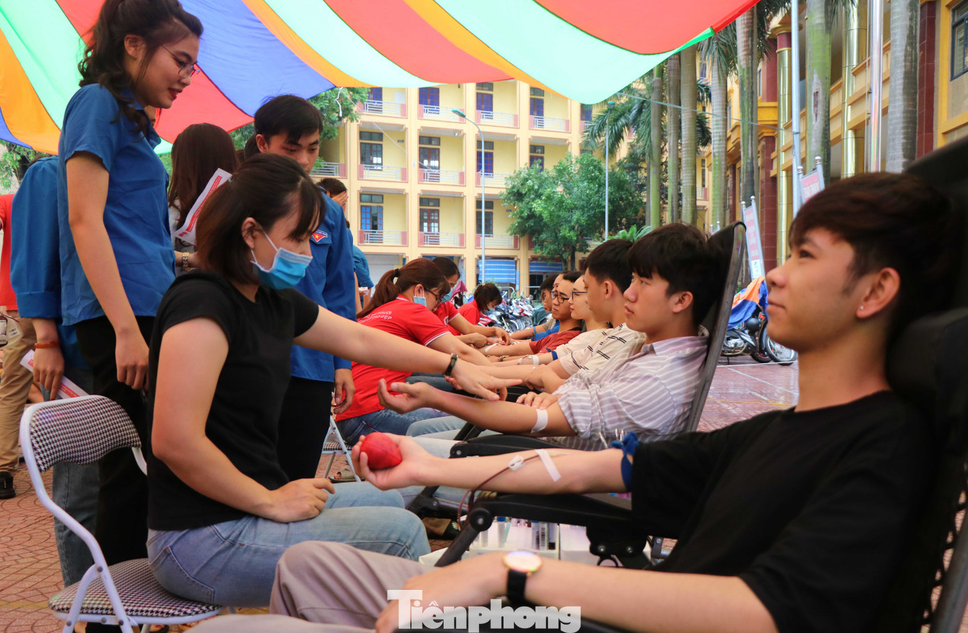 Trao giọt hồng yêu thương mừng sinh nhật Bác ảnh 7