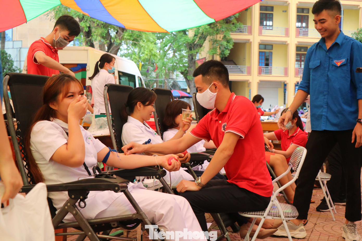 Trao giọt hồng yêu thương mừng sinh nhật Bác ảnh 4