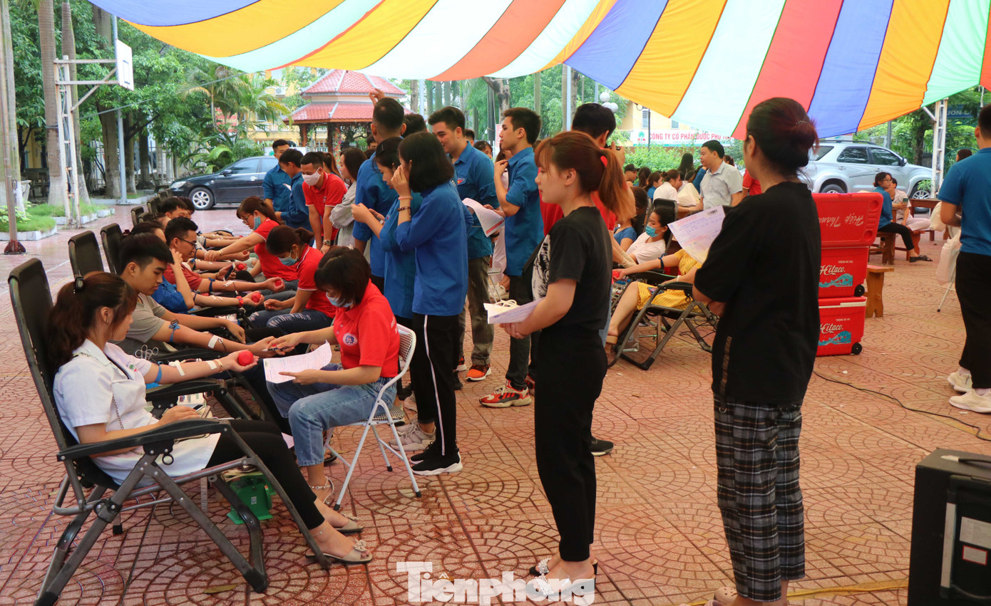 Trao giọt hồng yêu thương mừng sinh nhật Bác ảnh 1