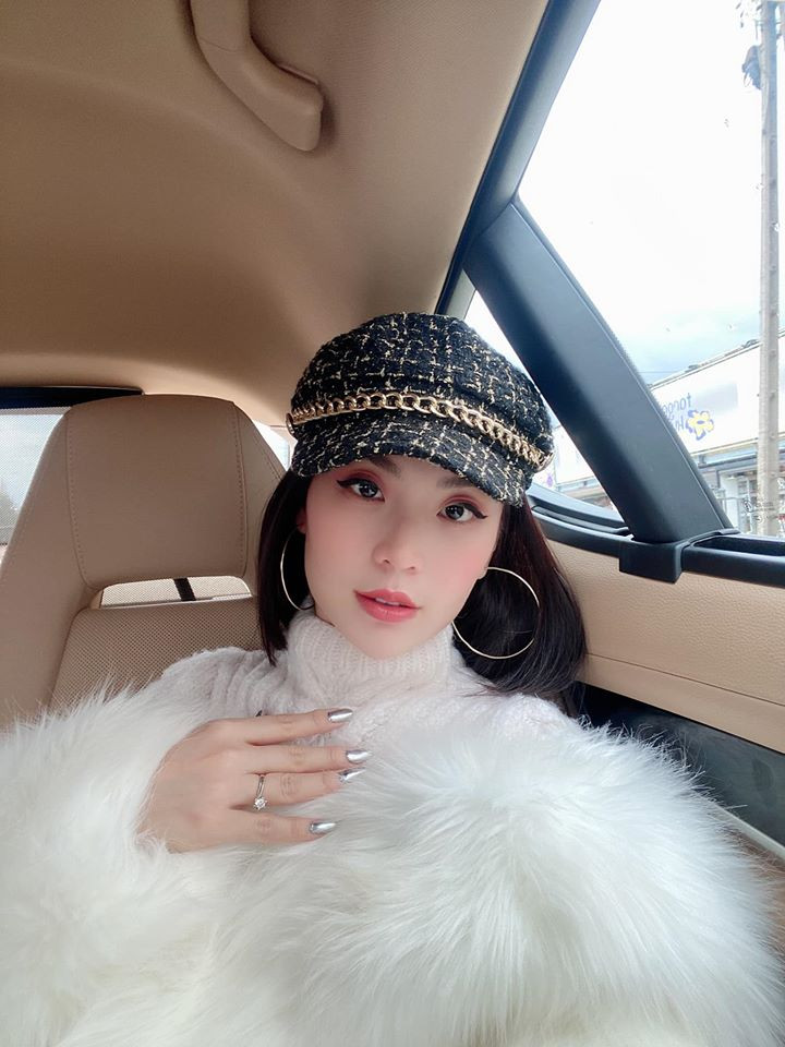 Tiểu Vy khoe clip hậu trường chụp ảnh phì cười, H'hen Niê lộ cơ bụng có múi sexy ảnh 10