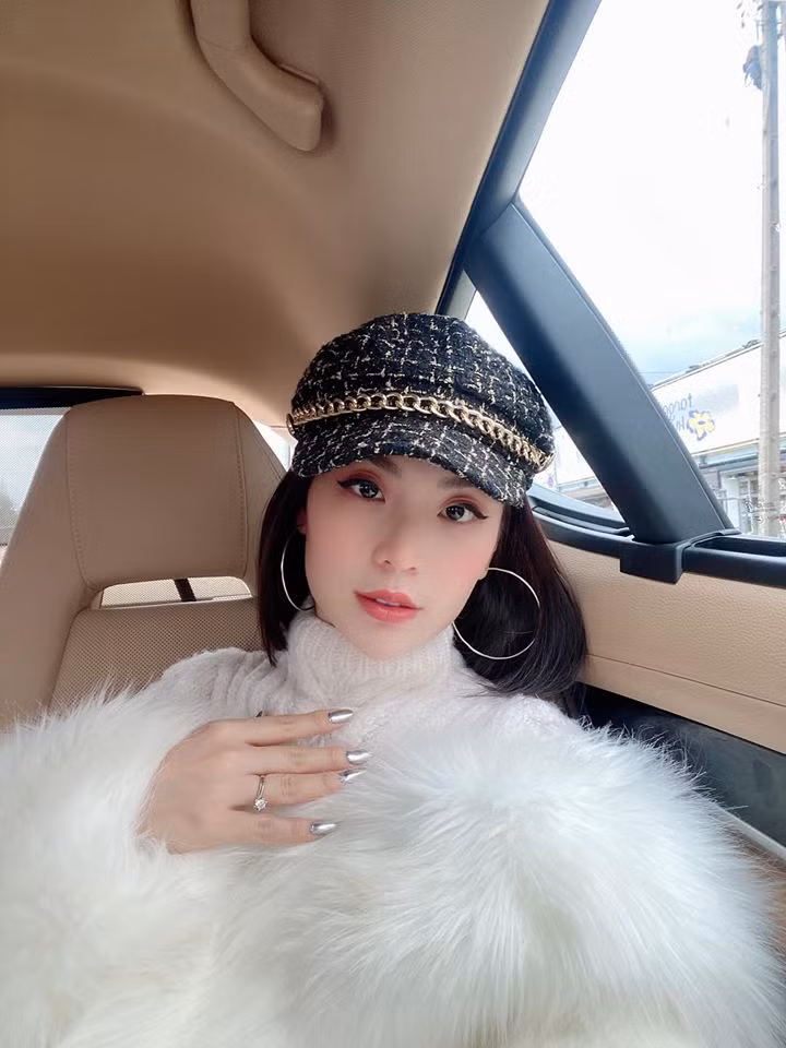 Tiểu Vy khoe clip hậu trường chụp ảnh phì cười, H'hen Niê lộ cơ bụng có múi sexy ảnh 10