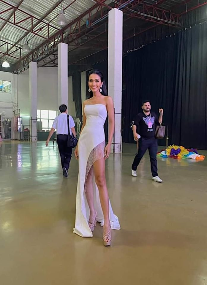 Bạn gái Trọng Hiếu mặc váy xẻ bạo để thi tài năng ở Hoa hậu chuyển giới ảnh 1