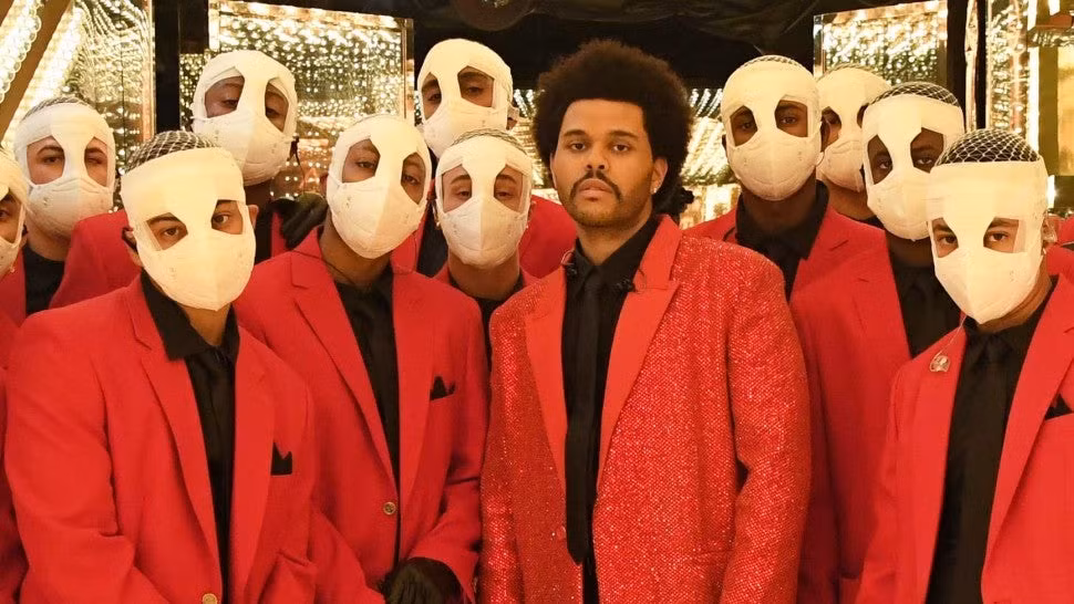 Super Bowl Halftime Show 2021: The Weeknd một mình “cân team”, H.E.R hát mở màn ngọt như mía lùi ảnh 5