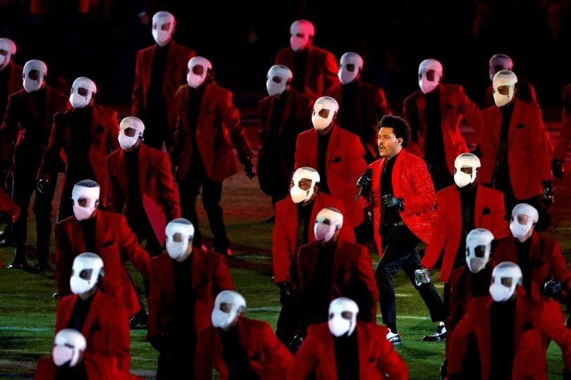 Super Bowl Halftime Show 2021: The Weeknd một mình “cân team”, H.E.R hát mở màn ngọt như mía lùi ảnh 8