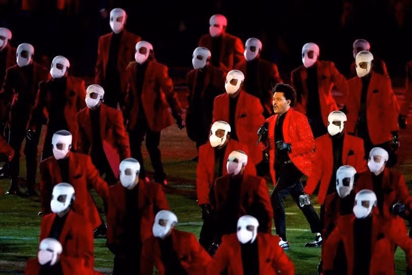 Super Bowl Halftime Show 2021: The Weeknd một mình “cân team”, H.E.R hát mở màn ngọt như mía lùi ảnh 8