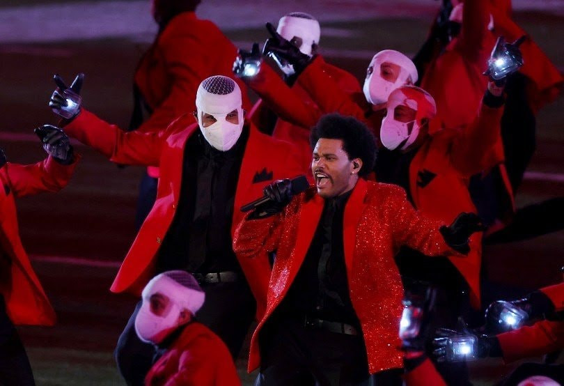 Super Bowl Halftime Show 2021: The Weeknd một mình “cân team”, H.E.R hát mở màn ngọt như mía lùi ảnh 9