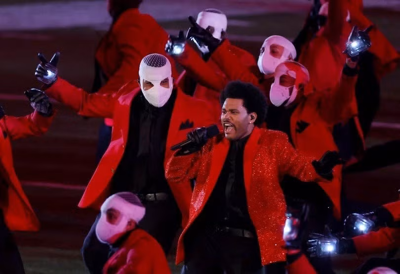 Super Bowl Halftime Show 2021: The Weeknd một mình “cân team”, H.E.R hát mở màn ngọt như mía lùi ảnh 9