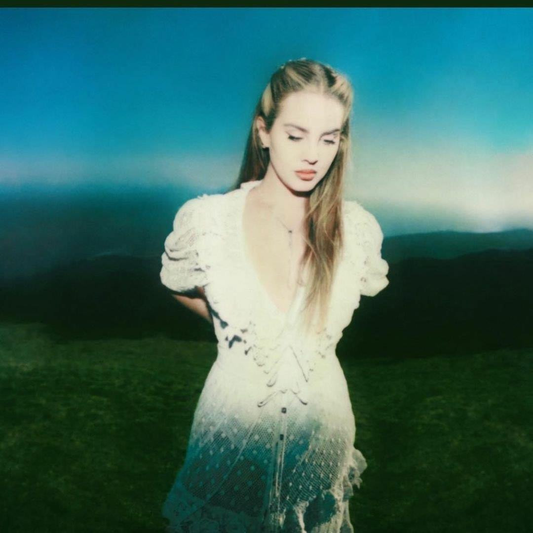 Hãy đội mũ bảo hiểm khi xem MV mới của Lana Del Rey: Bẻ lái cực gắt khiến fan “hết hồn” ảnh 2