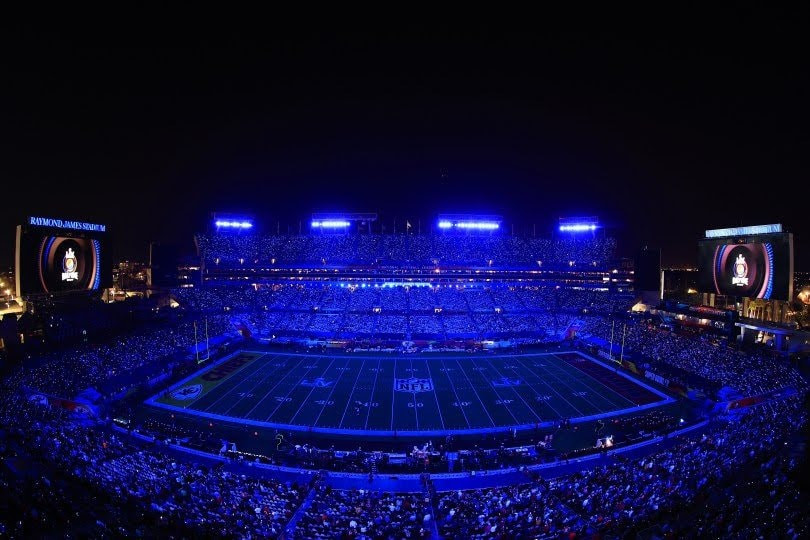 Super Bowl Halftime Show 2021: The Weeknd một mình “cân team”, H.E.R hát mở màn ngọt như mía lùi ảnh 6