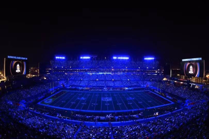 Super Bowl Halftime Show 2021: The Weeknd một mình “cân team”, H.E.R hát mở màn ngọt như mía lùi ảnh 6