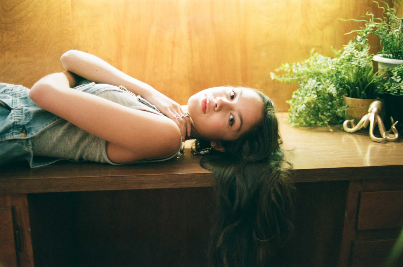 Olivia Rodrigo sở hữu vẻ đẹp lai 4 dòng máu: Ireland, Đức, Mỹ và Phillipines. Cô nàng 17 tuổi này là ai mà cho đàn chị Ariana Grande “ngửi khói” chỉ sau 5 ngày debut? ảnh 1