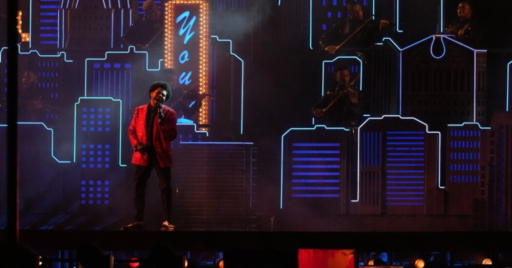 Quá “nhọ” cho The Weeknd: Chi 7 triệu đô diễn Super Bowl Halftime Show 2021 nhưng fan lại gọi tên Bruno Mars ảnh 4