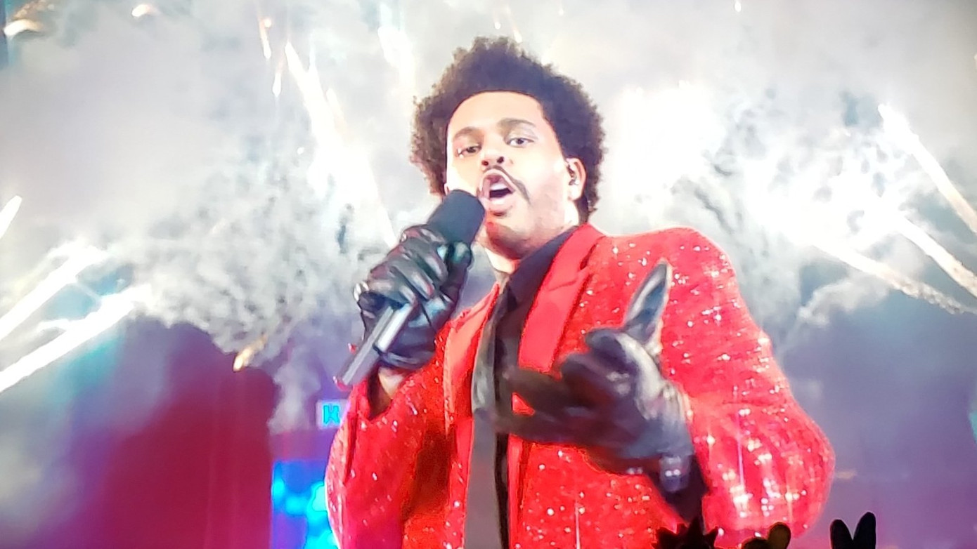 Super Bowl Halftime Show 2021: The Weeknd một mình “cân team”, H.E.R hát mở màn ngọt như mía lùi ảnh 10