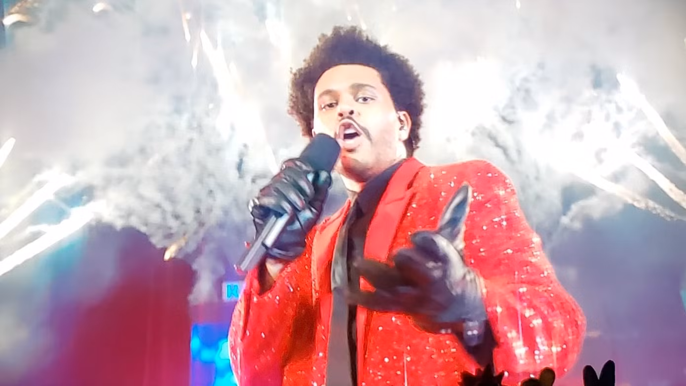 Super Bowl Halftime Show 2021: The Weeknd một mình “cân team”, H.E.R hát mở màn ngọt như mía lùi ảnh 10