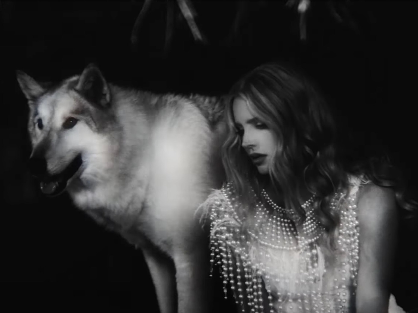 Hãy đội mũ bảo hiểm khi xem MV mới của Lana Del Rey: Bẻ lái cực gắt khiến fan “hết hồn” ảnh 1