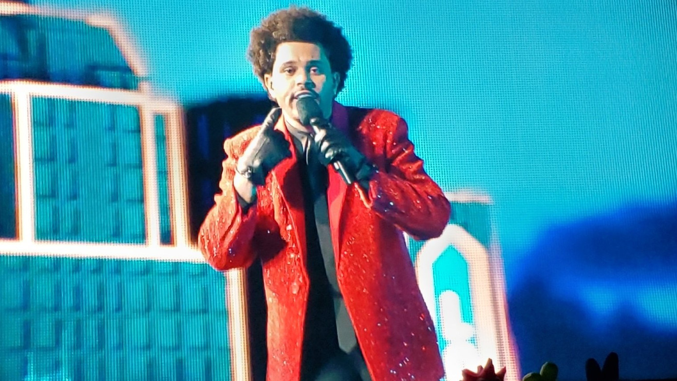 Quá “nhọ” cho The Weeknd: Chi 7 triệu đô diễn Super Bowl Halftime Show 2021 nhưng fan lại gọi tên Bruno Mars ảnh 2