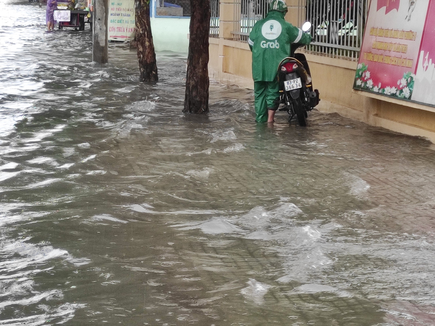Nhiều tuyến đường Sài Gòn biến thành sông sau cơn mưa cuối tuần ảnh 2