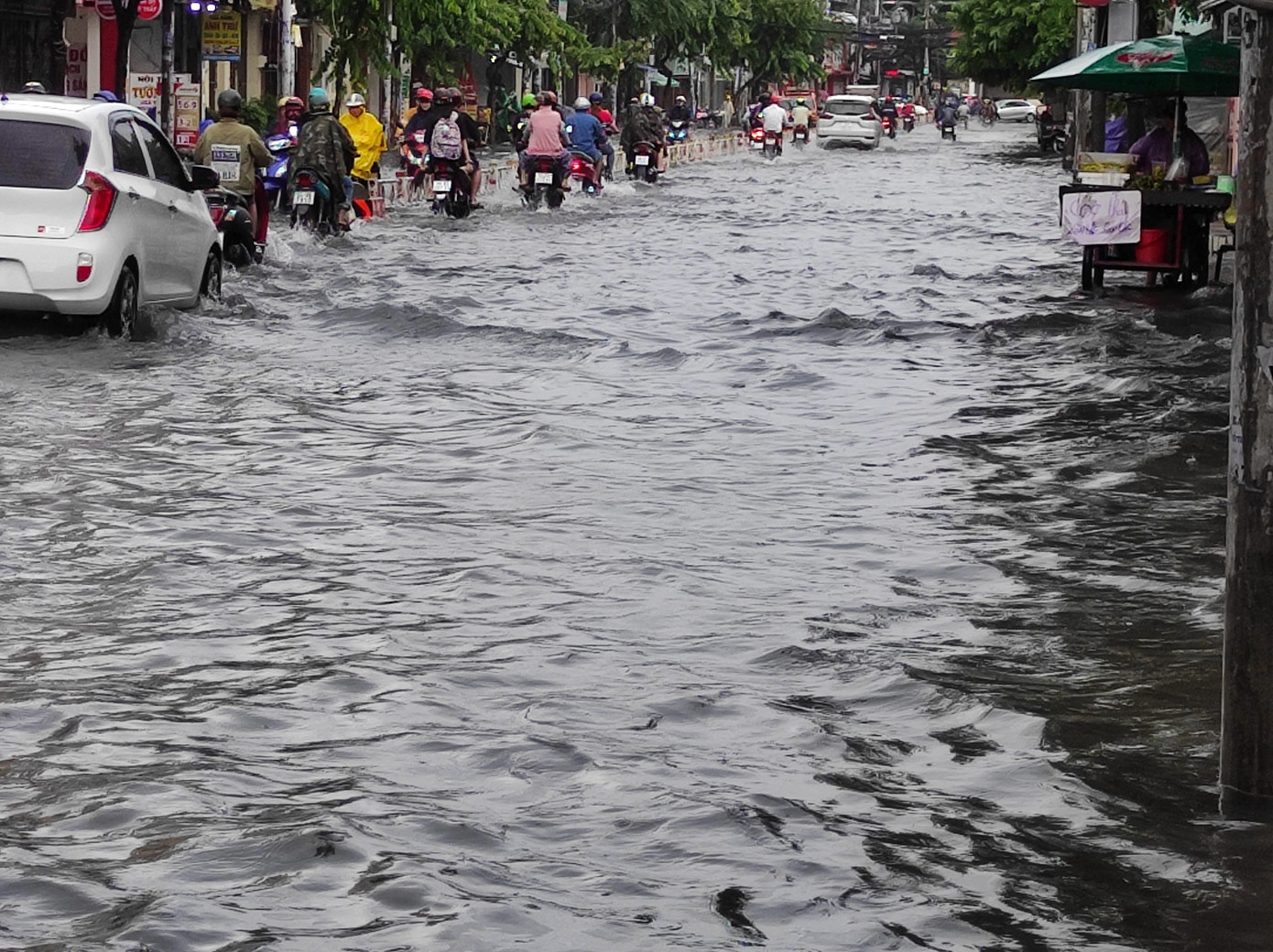Nhiều tuyến đường Sài Gòn biến thành sông sau cơn mưa cuối tuần ảnh 1