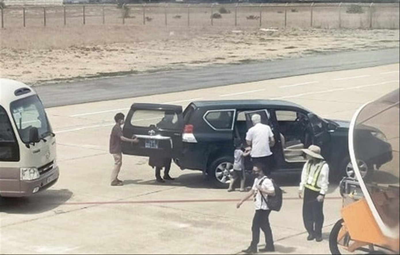 Tin mới vụ xe biển xanh tới cầu thang máy bay đón Phó Bí thư tỉnh ảnh 1