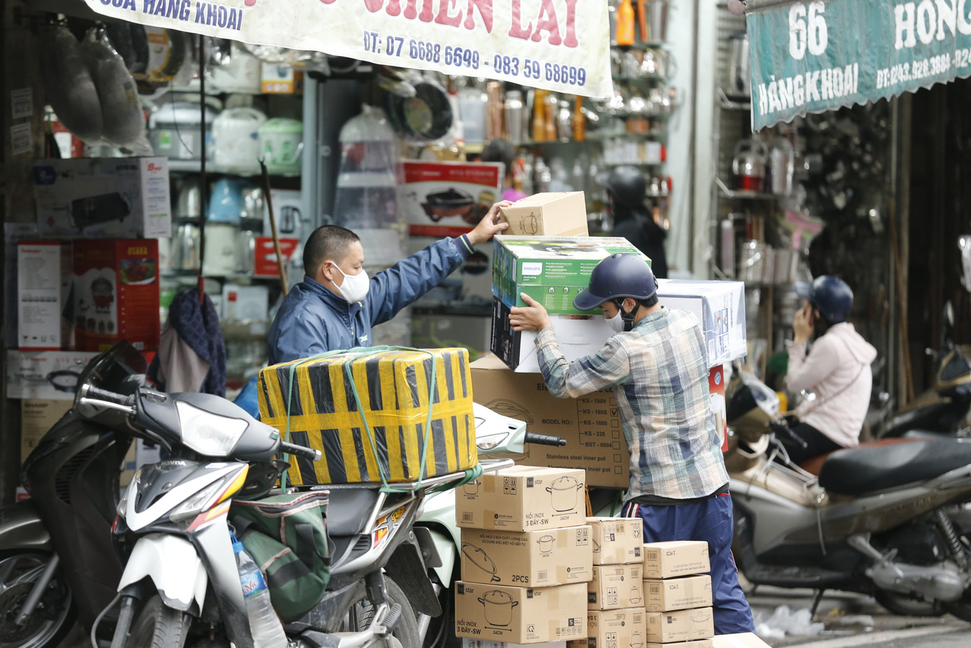 Ngày đầu hết cách ly: Mở quầy không quên phòng dịch ảnh 1