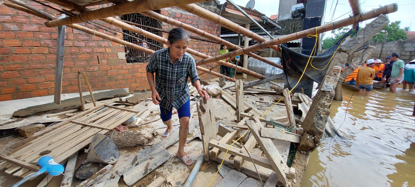 Dọc đường cứu trợ: Những người đẹp vào vùng rốn lũ ảnh 1