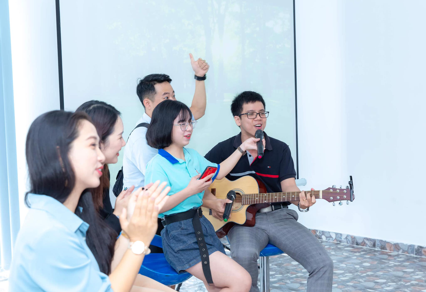 Người truyền cảm hứng học tiếng Anh bằng âm nhạc ảnh 1