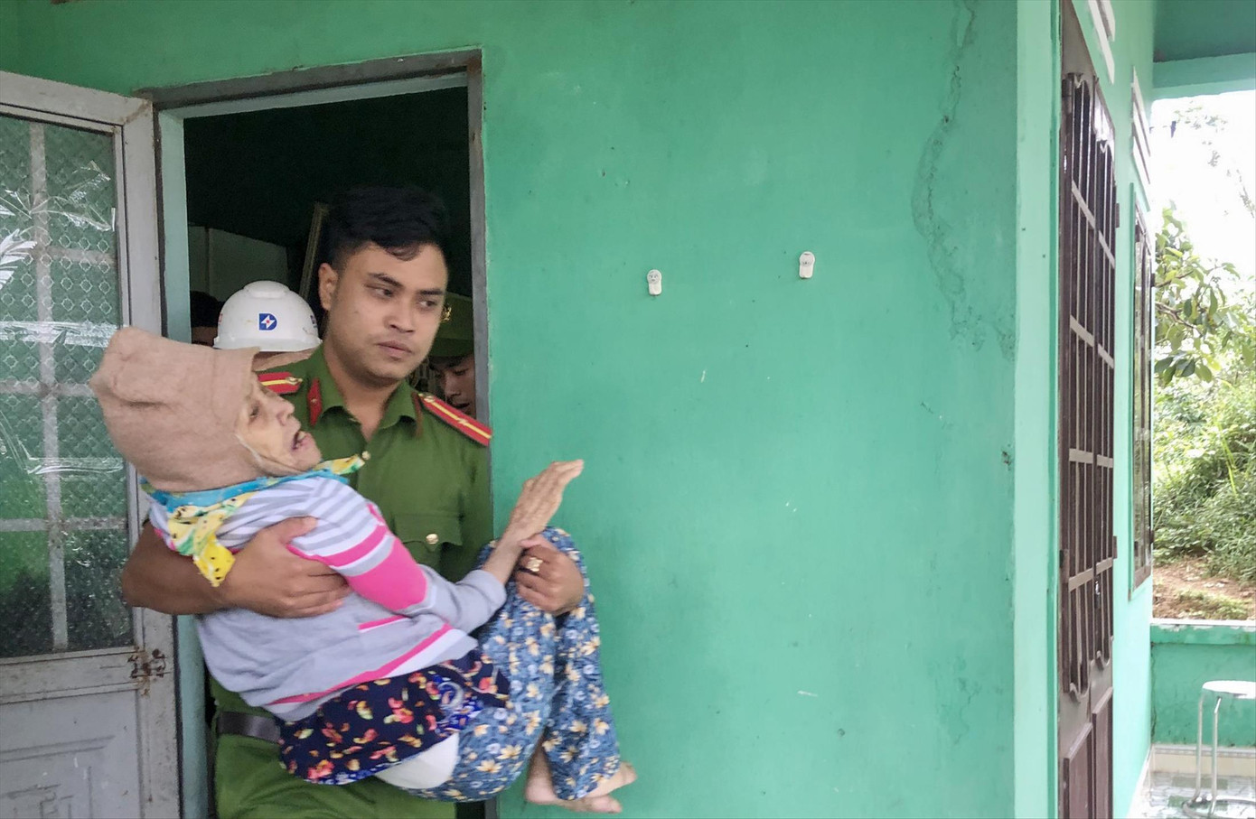 Ứng phó bão số 13, công an giám sát thủy điện xả lũ ảnh 1