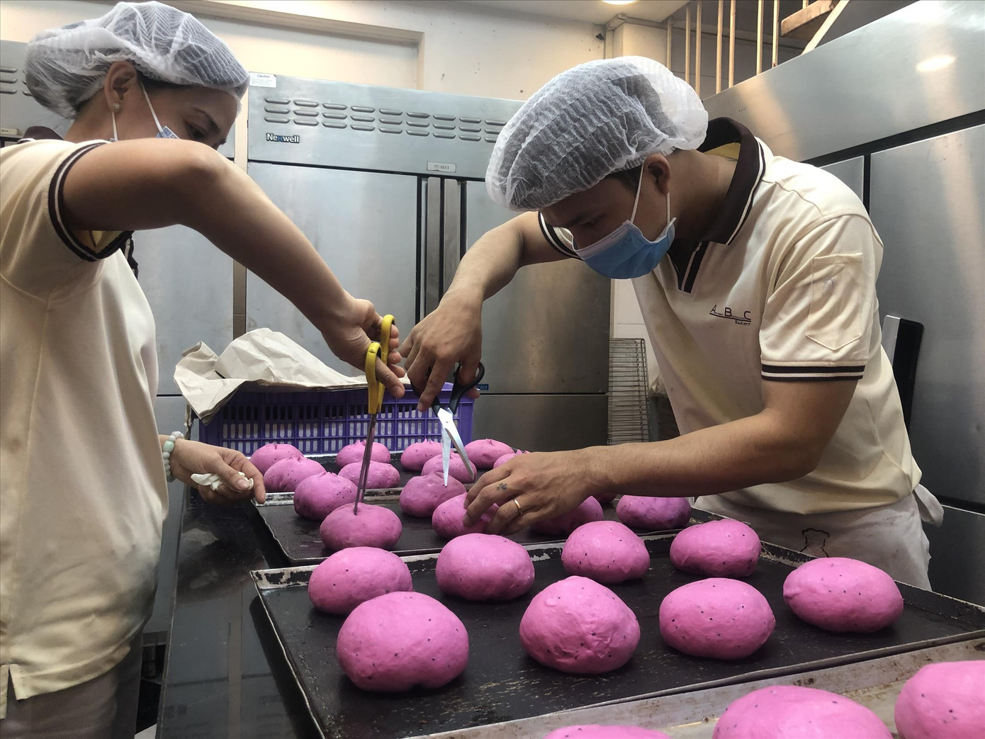 Bánh mì “giải cứu” thanh long ảnh 1