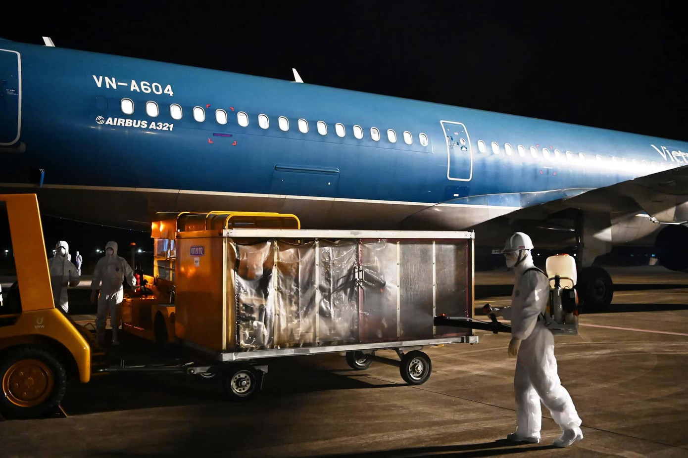 'Chuyến bay Vũ Hán' - Chuyện những người mặt đất ảnh 1