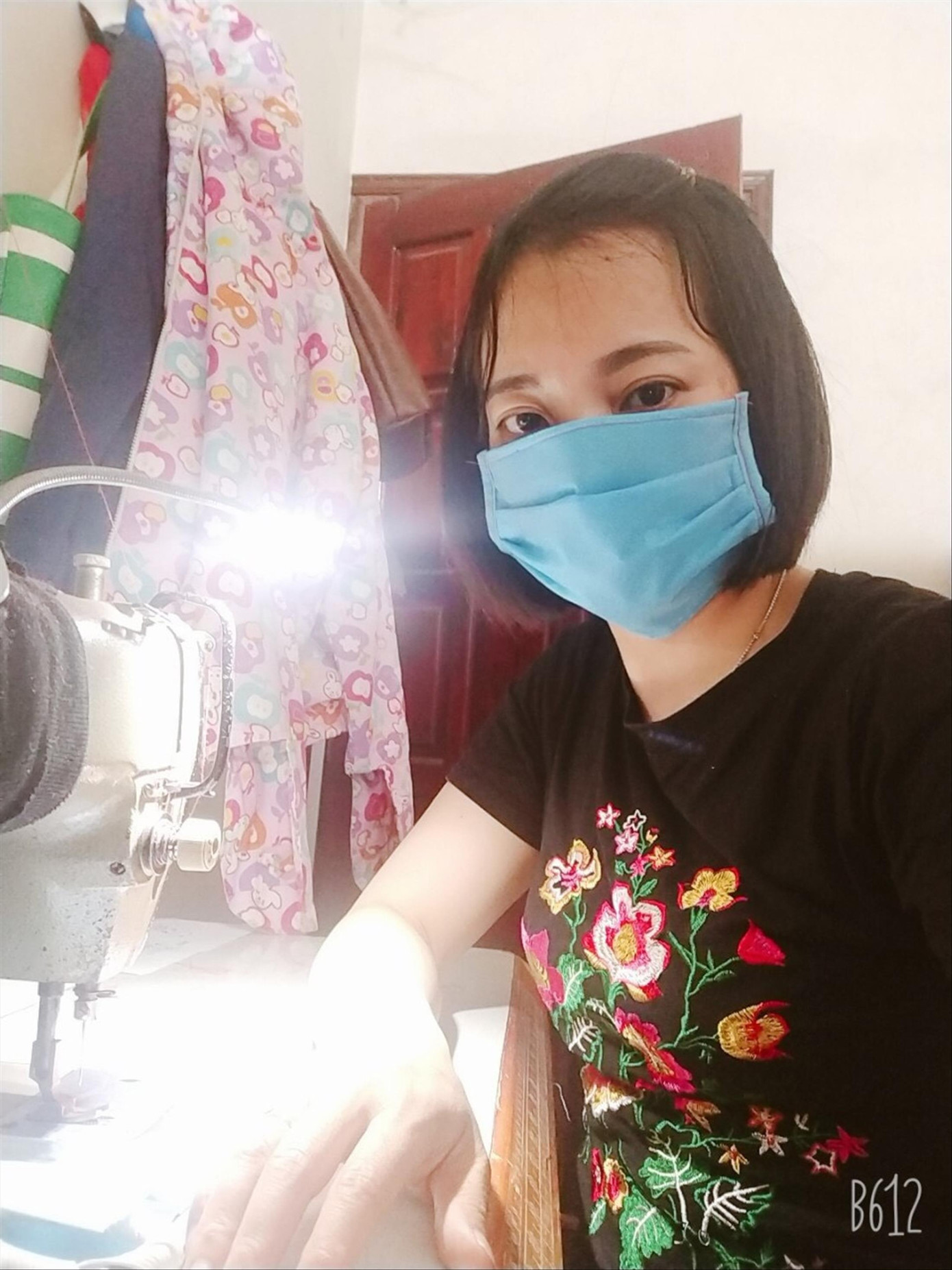 Cô giáo may khẩu trang phát cho học sinh ảnh 1