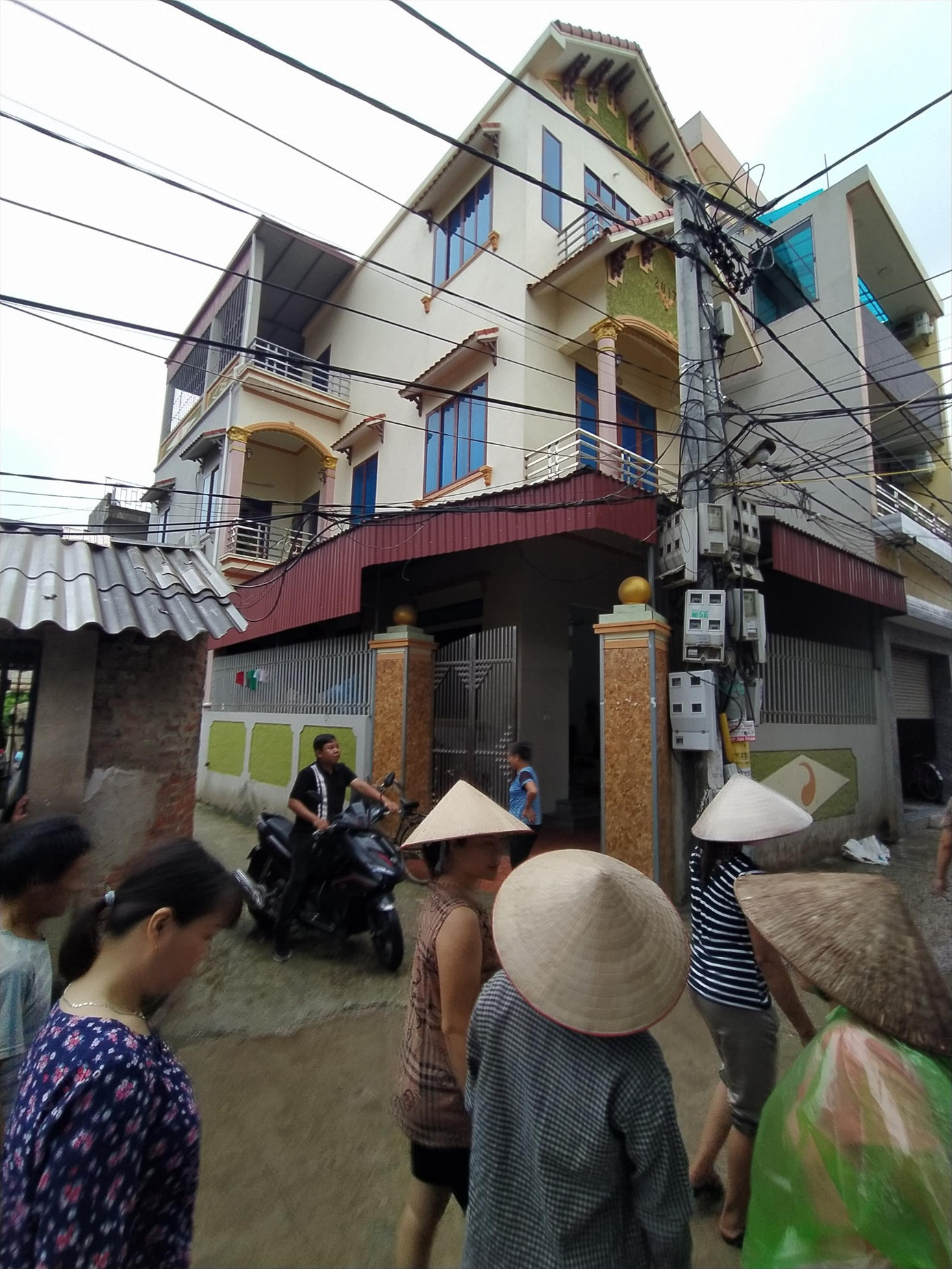 Nhà lầu, xe hơi vẫn nhận tiền hỗ trợ COVID-19 ảnh 1