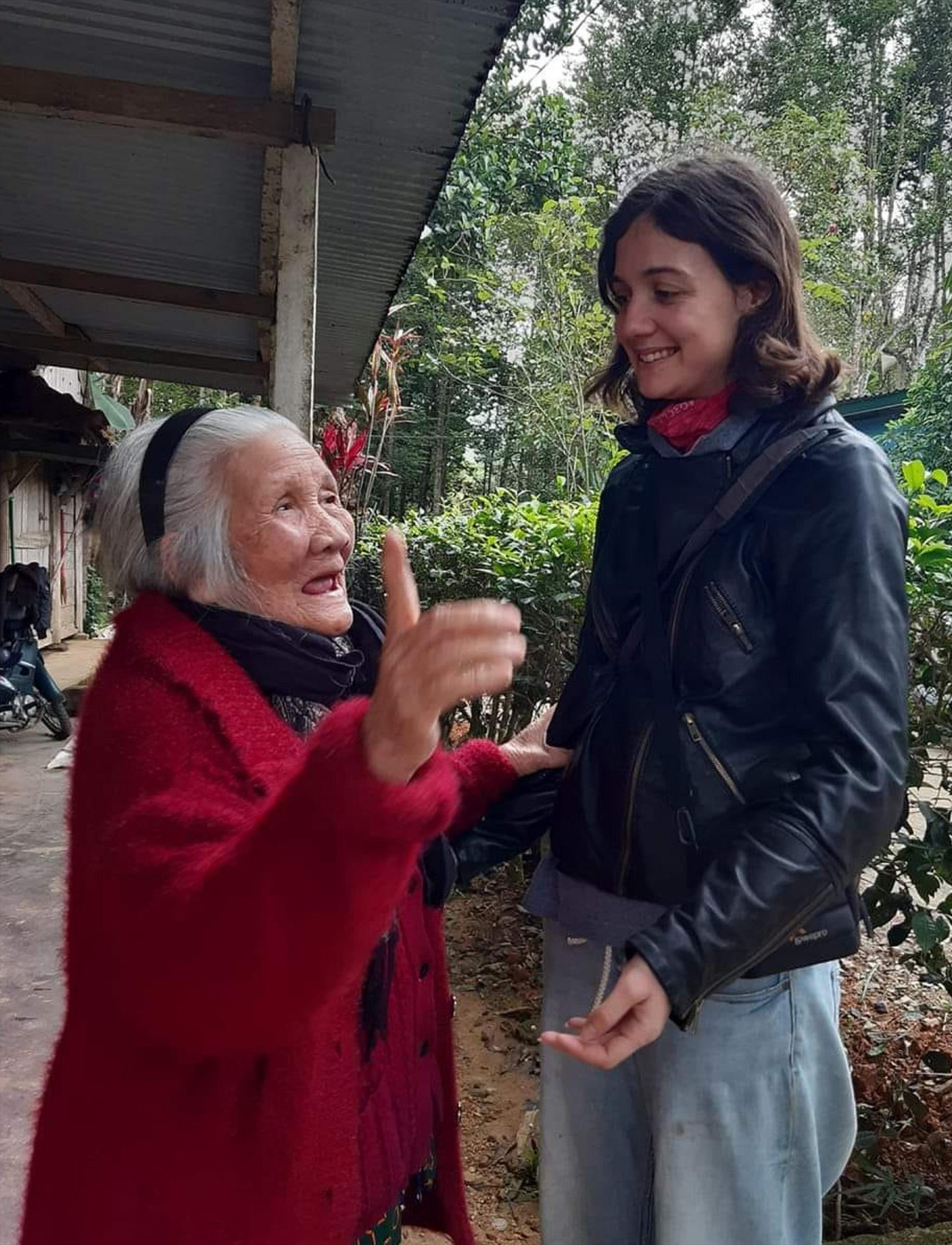 Gặp đôi bạn dám bước qua 'vòng an toàn' ảnh 1