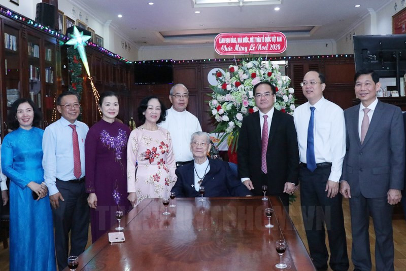 Bà Trương Thị Mai thăm, chúc mừng Giáng sinh Tòa Tổng Giám mục TPHCM ảnh 2