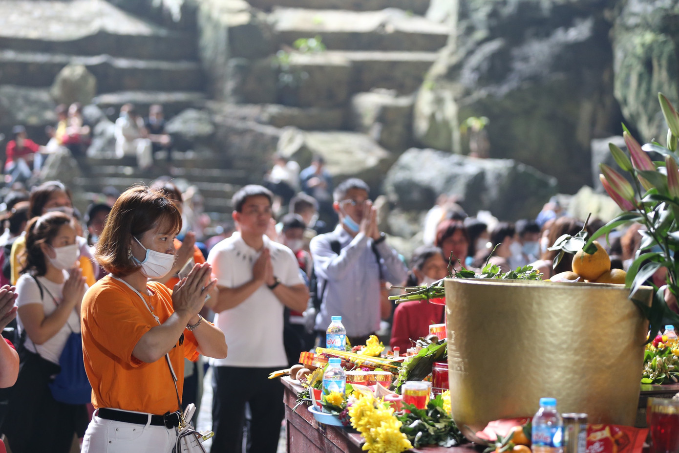 Khoảng hơn vạn người trẩy hội chùa Hương ngày đầu mở cửa ảnh 9