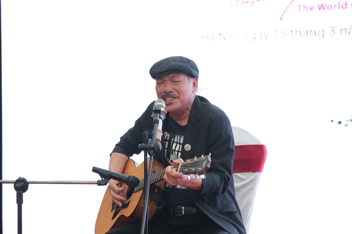 Nhạc sĩ Trần Tiến vừa đàn vừa hát, kể chuyện ca khúc từng bị cấm ảnh 1