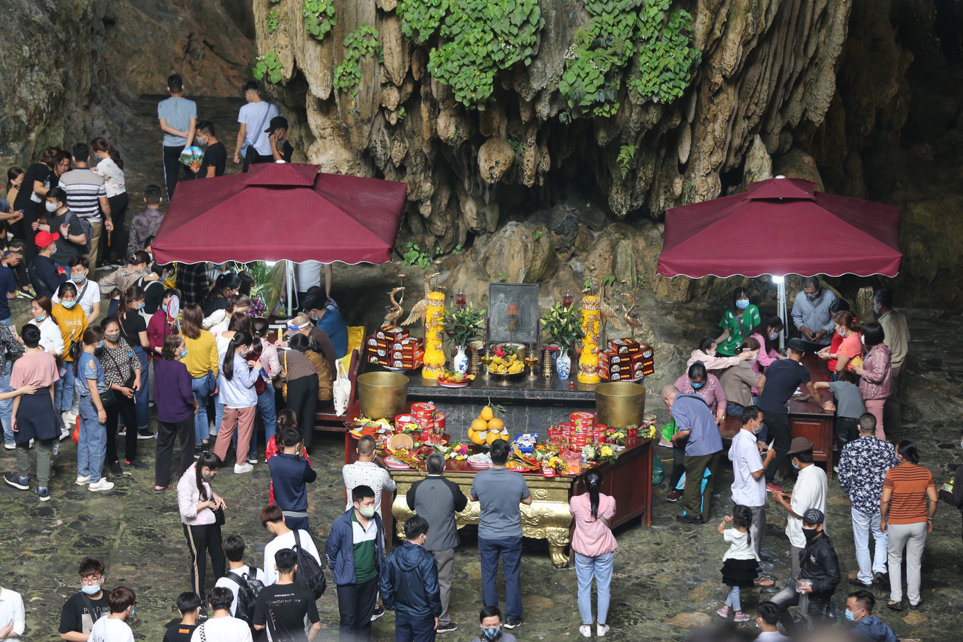 Khoảng hơn vạn người trẩy hội chùa Hương ngày đầu mở cửa ảnh 10