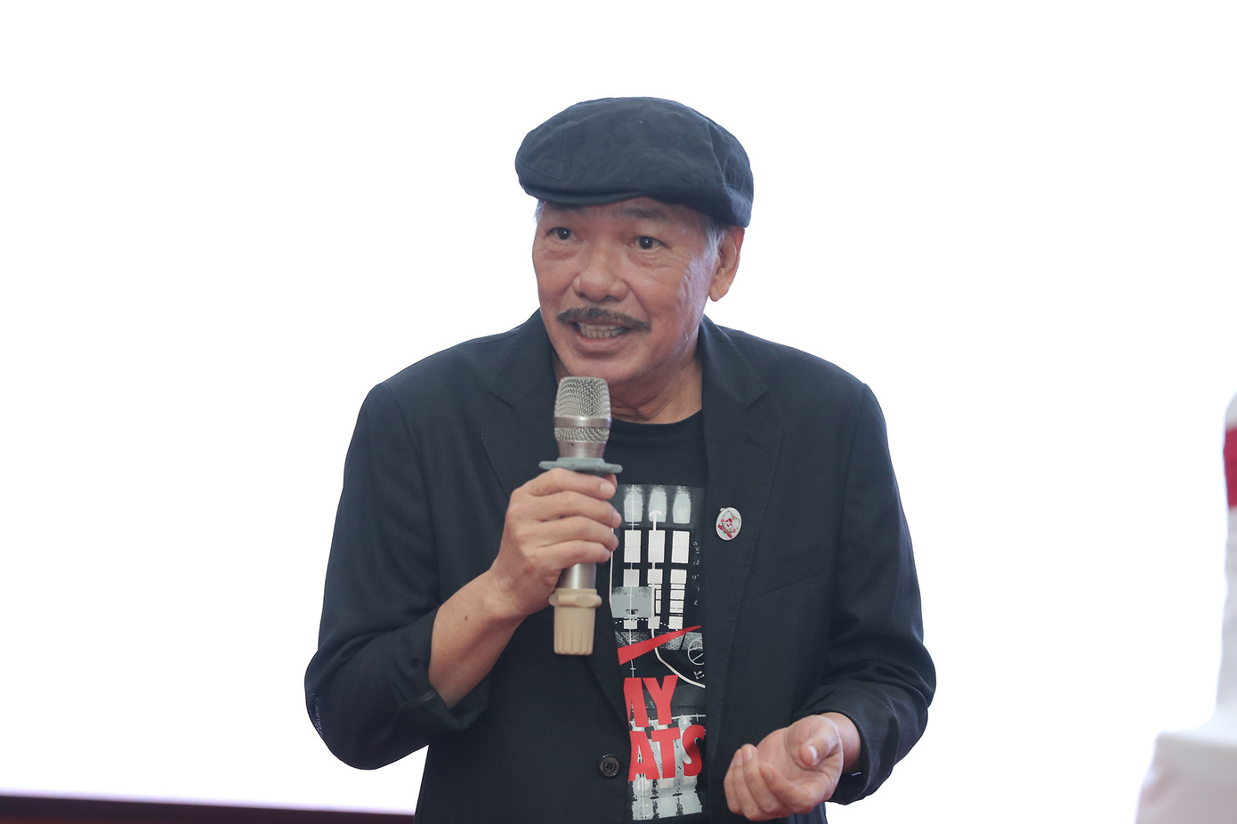 Nhạc sĩ Trần Tiến vừa đàn vừa hát, kể chuyện ca khúc từng bị cấm ảnh 2