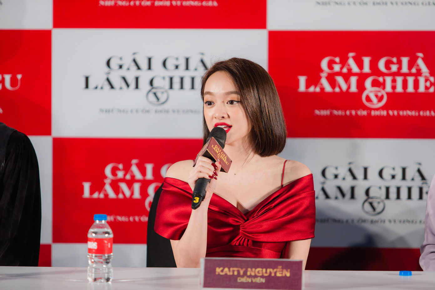 Gái già lắm chiêu V: Kaity Nguyễn gợi cảm ‘đối đầu’ mẹ Lê Khanh tại Hà Nội ảnh 3