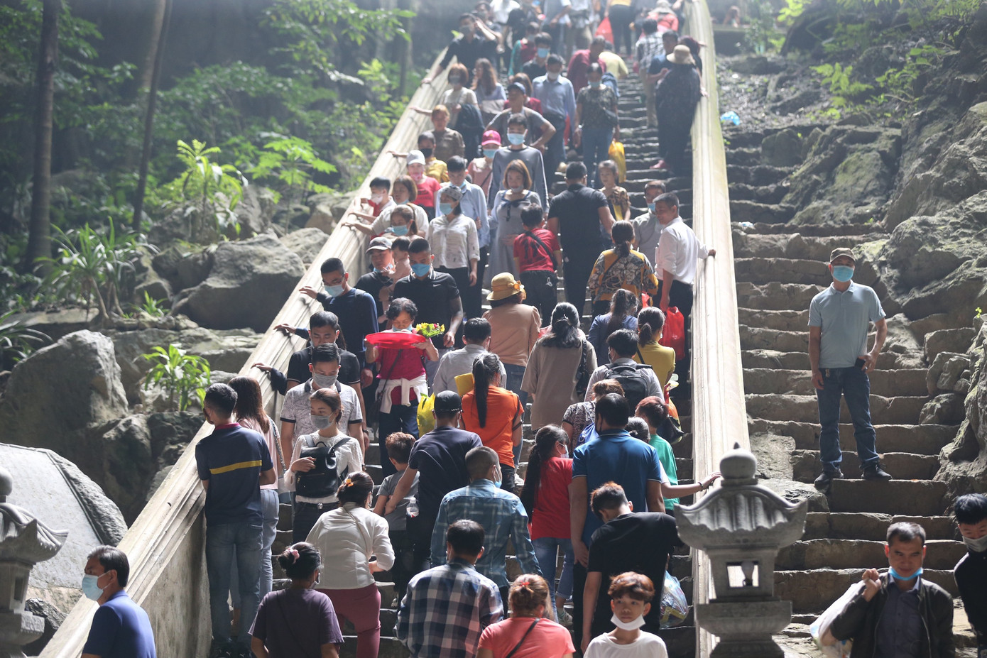 Khoảng hơn vạn người trẩy hội chùa Hương ngày đầu mở cửa ảnh 11