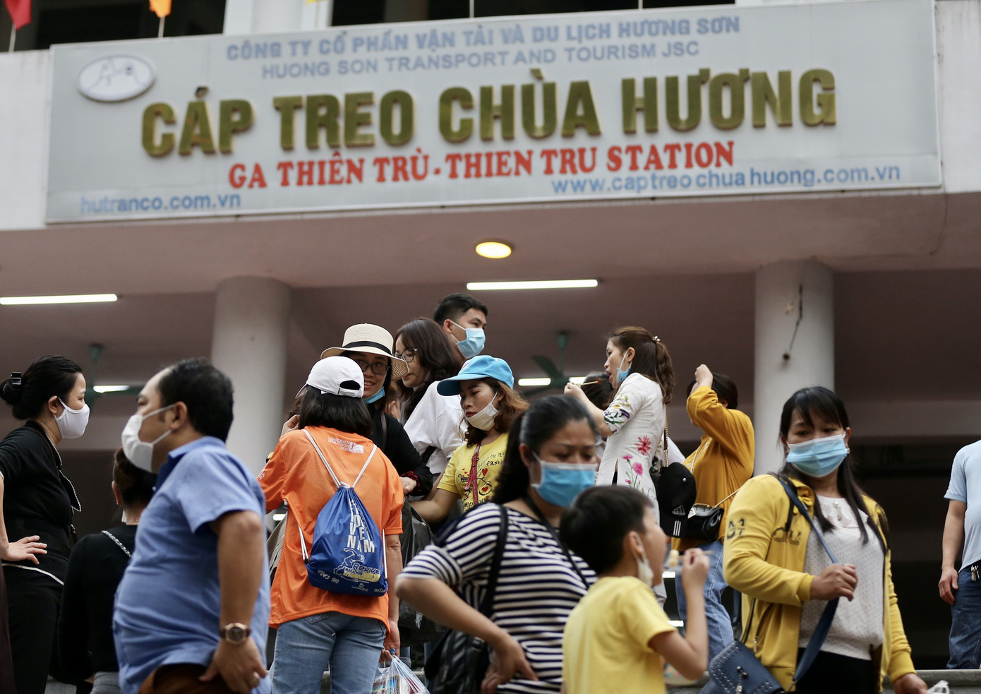 Khoảng hơn vạn người trẩy hội chùa Hương ngày đầu mở cửa ảnh 7