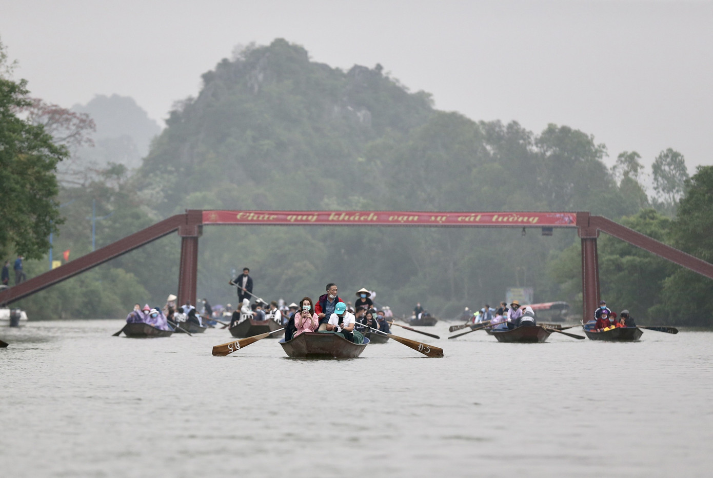 Khoảng hơn vạn người trẩy hội chùa Hương ngày đầu mở cửa ảnh 1