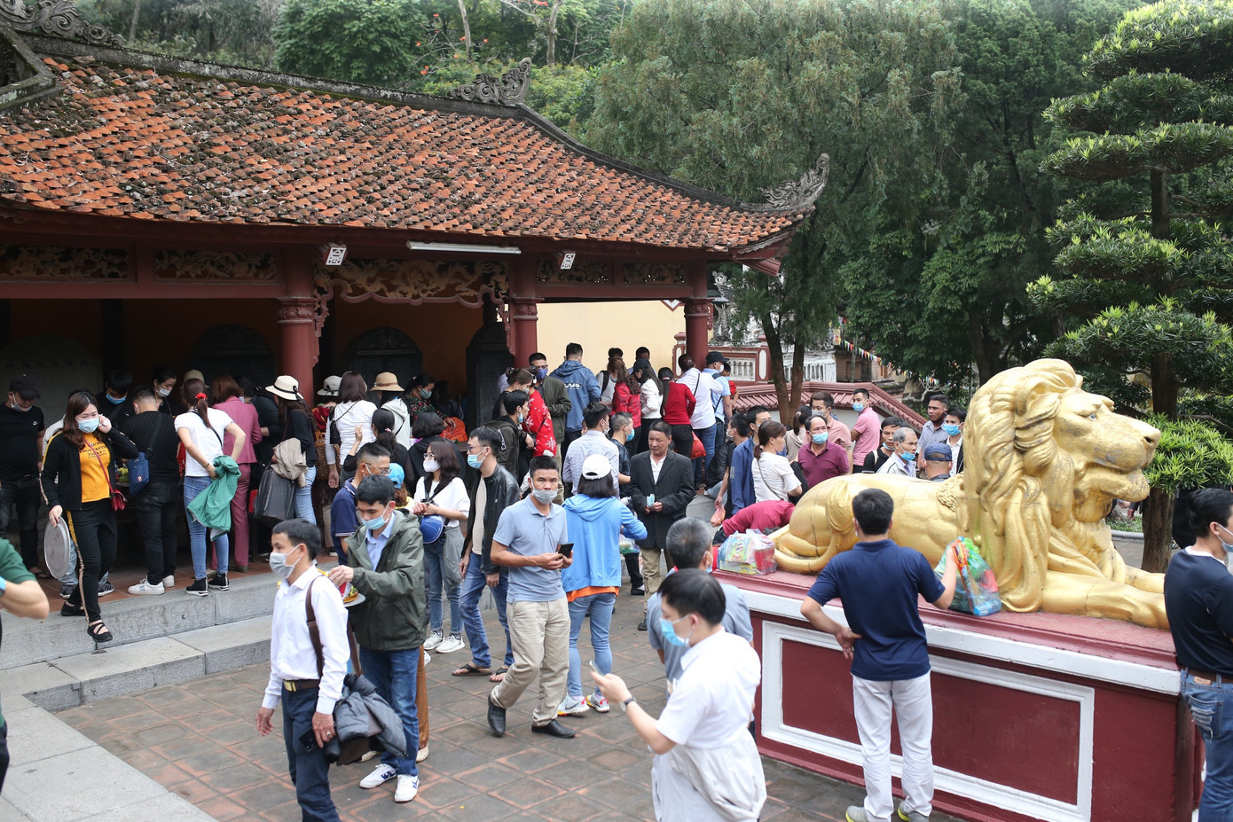 Khoảng hơn vạn người trẩy hội chùa Hương ngày đầu mở cửa ảnh 8