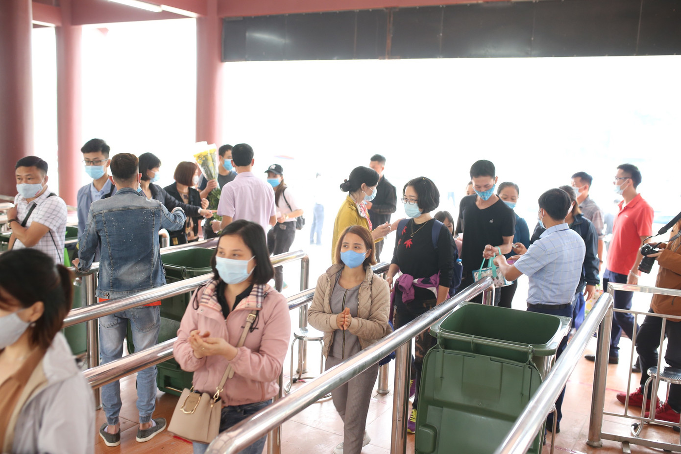 Khoảng hơn vạn người trẩy hội chùa Hương ngày đầu mở cửa ảnh 12