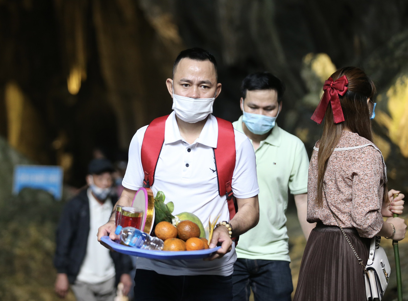 Khoảng hơn vạn người trẩy hội chùa Hương ngày đầu mở cửa ảnh 6