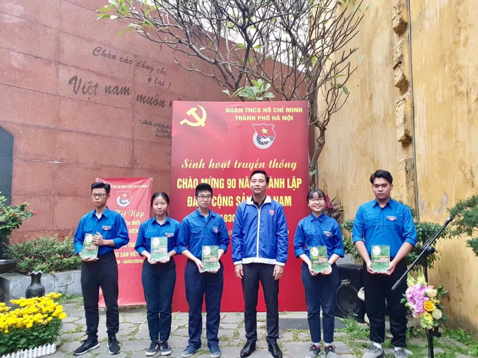 Xúc động lễ kết nạp đảng viên mới tại 90 Thợ Nhuộm ảnh 4